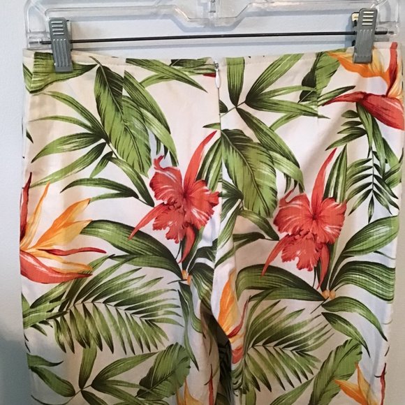 JOSEPH Ribkoff Trends Tropical Floral Print Capri Pants - Picture 4 of 9